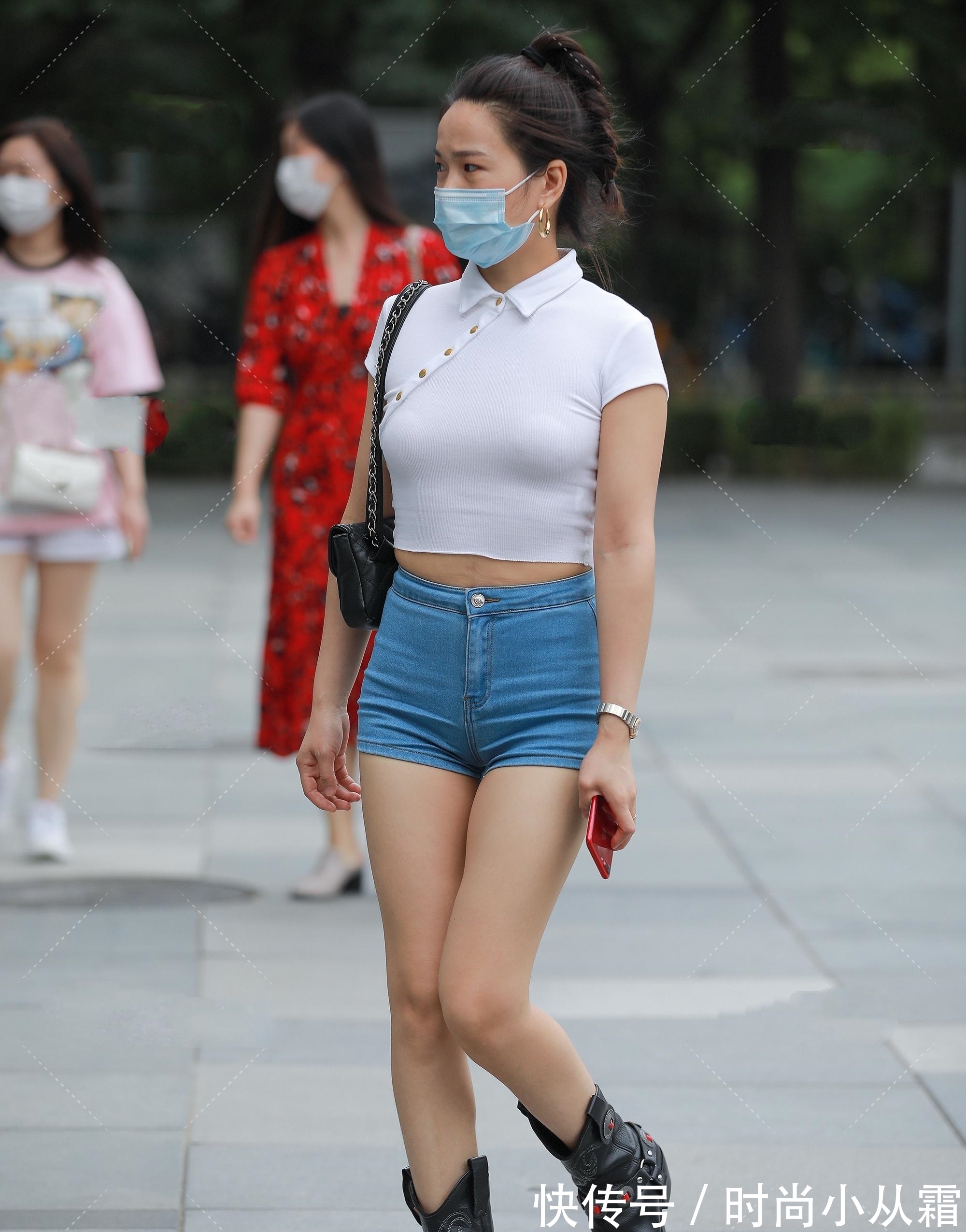 肩部|白色斜扣短T恤搭配浅色牛仔裤，微胖女生必备穿搭