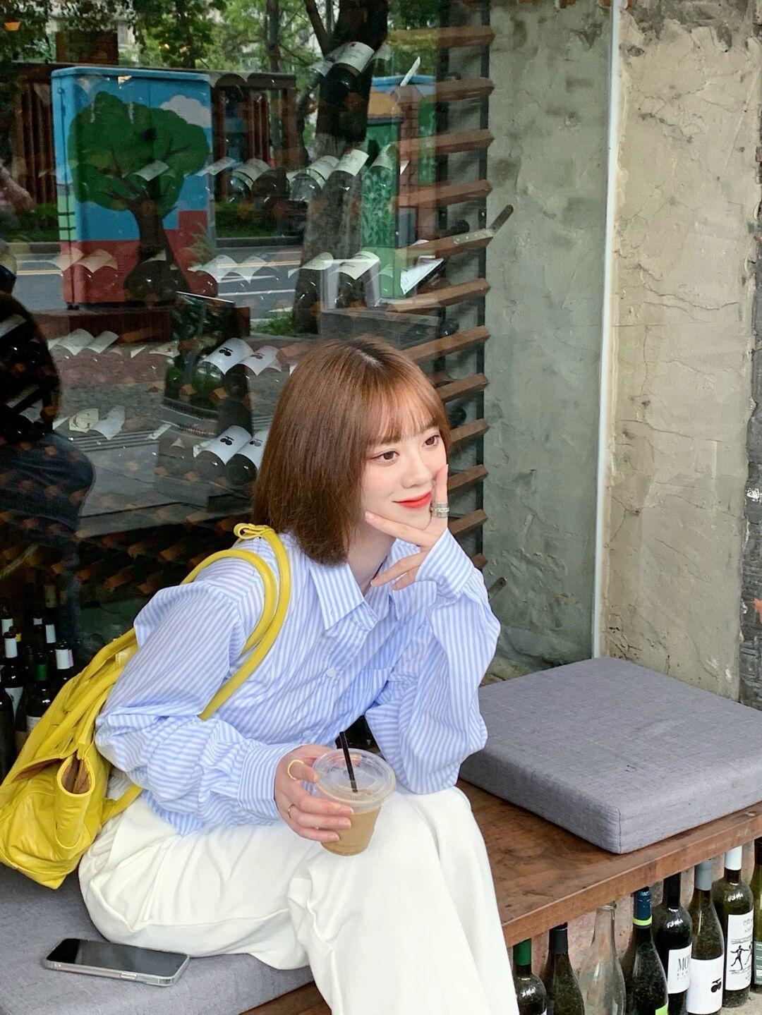 穿搭 秋冬,一件条纹衬衫让你美出新高度,搭配白色直筒裤,高级又洋气