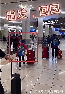 全红婵有心了!买两袋子礼物送队友,拎了一路不喊累,像个小大人