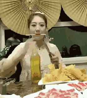 |搞笑GIF段子:男的喝白酒,女的喝啤酒,其他的随意