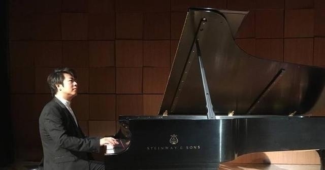钢琴|郎朗豪宅尽显稳重，客厅就有三层楼高，家中随处可见名贵钢琴