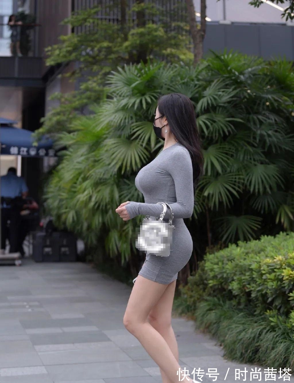 气质 微胖女生穿什么都美,搭配长款连衣裙,提升气质还有女人味