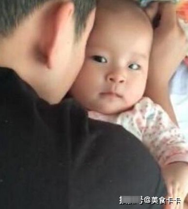 卡辛|爸爸哄女儿睡觉意外走红,妈妈进门查看后,闺女:把你家老公领走