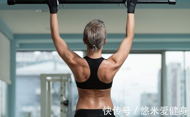 过杠|成年男人1次做多少个引体向上才算合格？