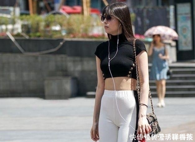 紧身打底裤的美,一定需要性感身材的衬托,才能搭配出完美