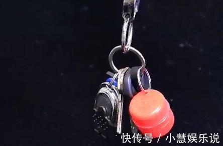 把两个塑料瓶盖粘在一起,挂在裤子上,用起来太方便了,太棒了