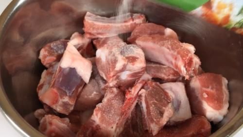 水洗|排骨不要直接用水洗,会越洗越脏,教你1个妙招,脏东西全跑出来