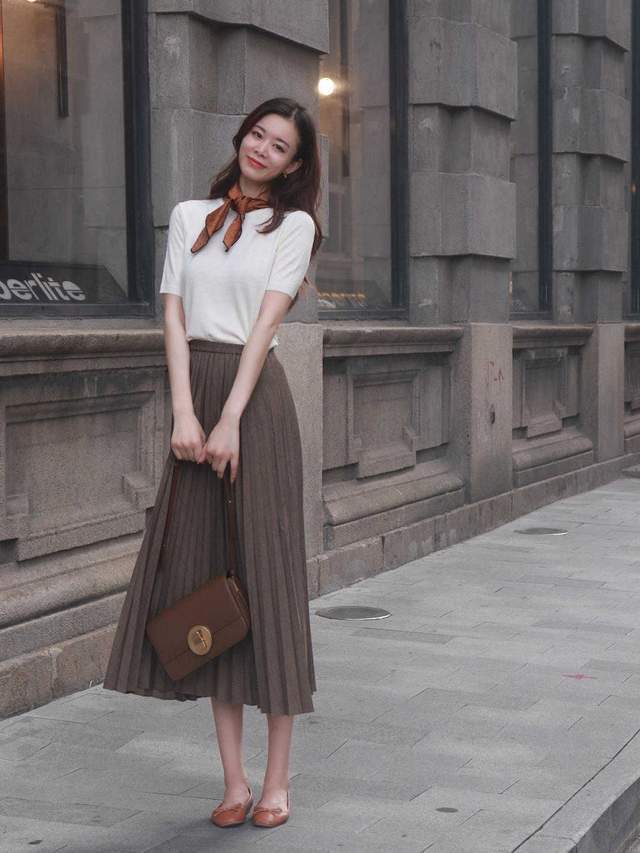 百褶裙|初秋如何将裙子穿出高级感?学会这4套穿搭,展现出女人美的精髓