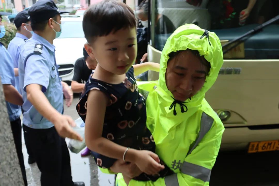 辅警|萧山一男子在水中泡了十几个小时，当他脱下鞋的瞬间让人泪目