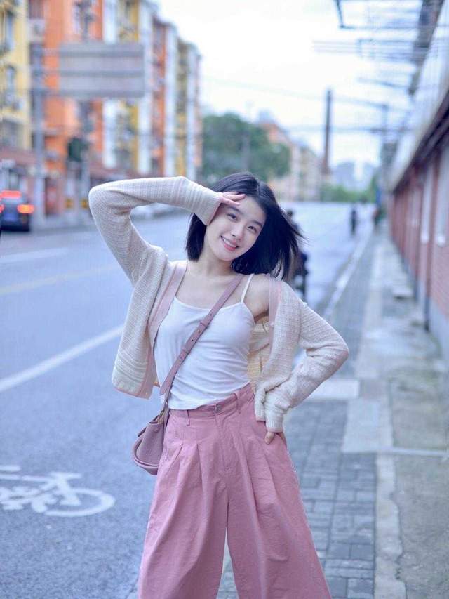 美甲|想提升气质,穿衣不用太复杂,紫色西服+西裤简约干练,超好看