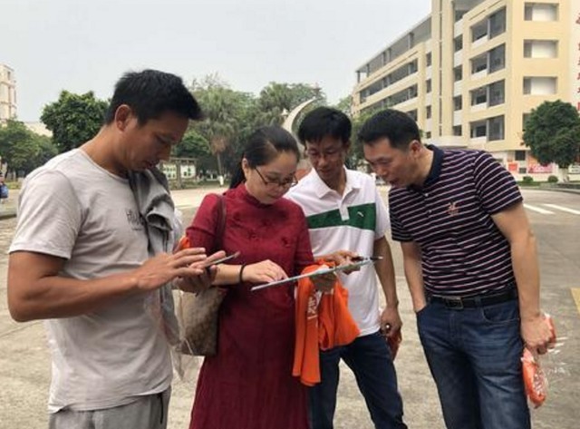 取名|“毒”姓爸爸给娃取名,现在老师不敢叫,让同学见笑:倒着念试试