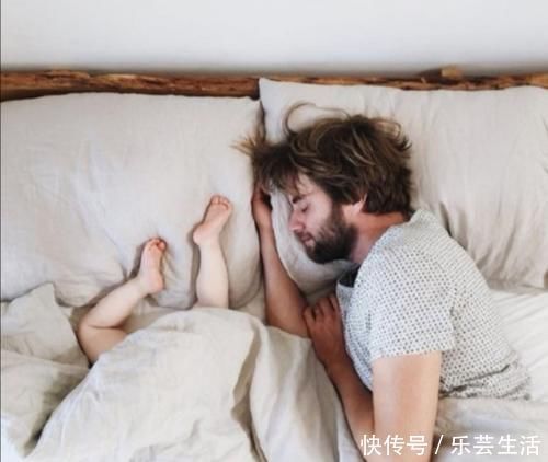 睡着|爸爸陪娃睡觉,醒后发现娃不见了,吓坏了赶紧找,结果自己都乐了