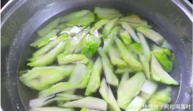 这菜只有冬天才吃得到,5元1斤,拌一拌就能吃,脆嫩爽口又开胃