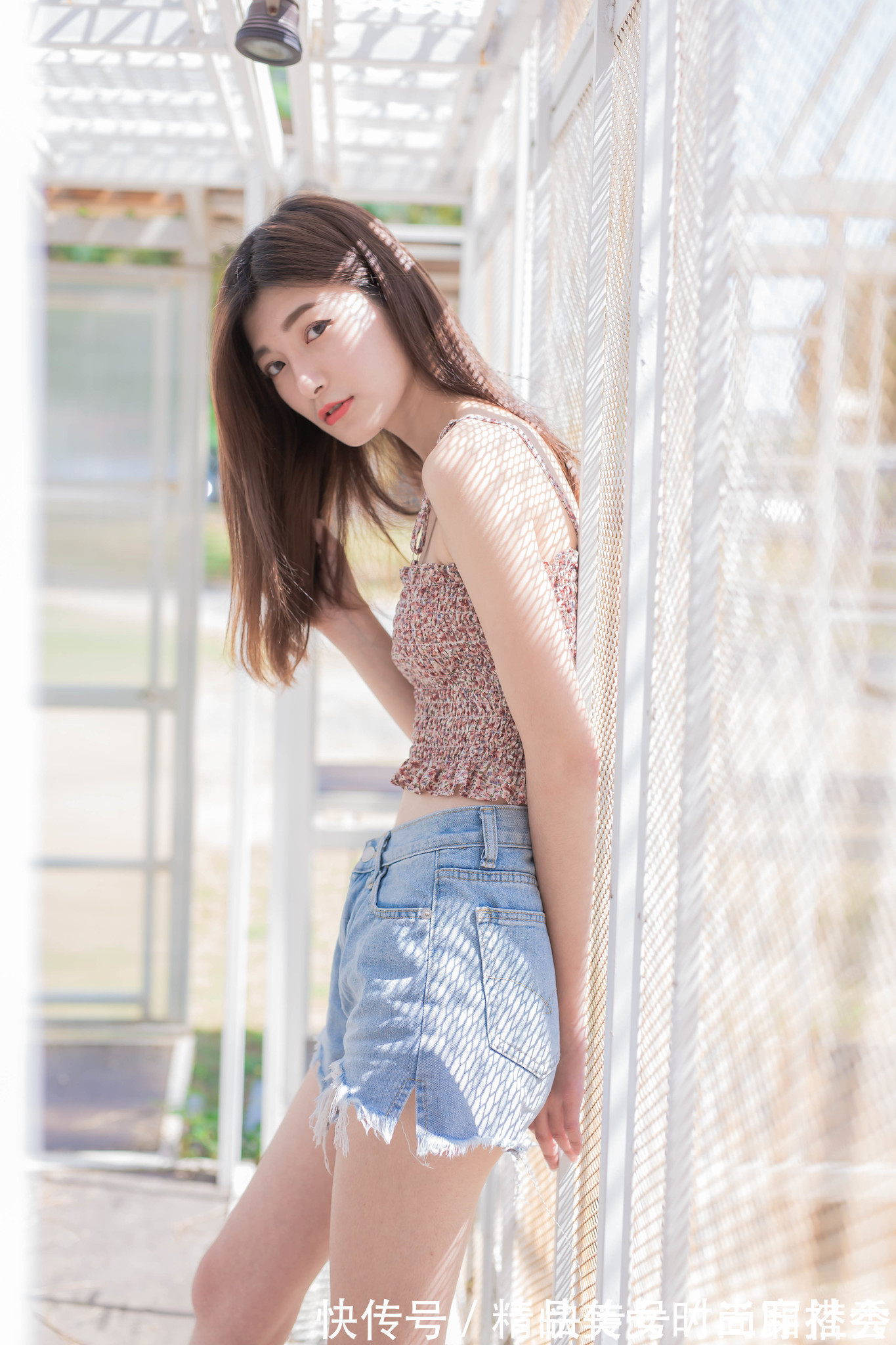 穿搭|碎花的吊带背心清新又时尚,搭配一条高腰牛仔短裤,休闲范十足