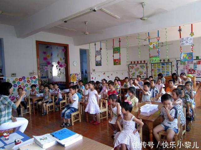 幼儿园|幼儿园老师拿出点名册，七成家长准确找到孩子名字，网友挺尴尬