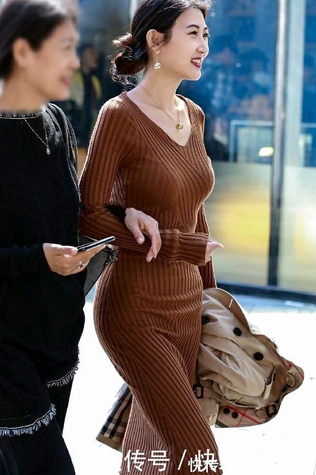 半身裙 美女笑起来有一双好看的月牙眼,半身裙时髦又修身!