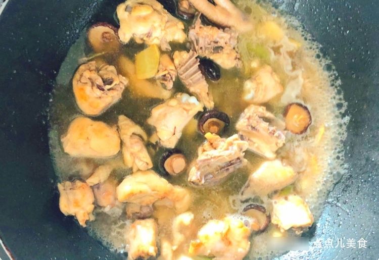 一个鸡腿两把板栗 ,只需简单几步,教你做出汁香浓郁的板栗烧鸡