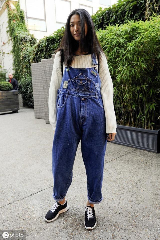 别以为穿背带裤就是“装嫩”,瞅瞅下面这穿搭,十分元气美腻