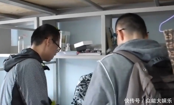 生长|两男生长得及其相似,来自一个地方,读一所大学,却不同姓!