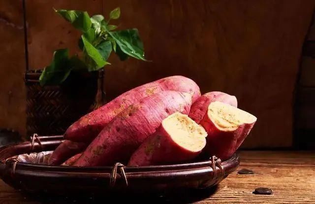 睡眠质量|女性想要雌激素充足,饮食谨记“2吃2不吃”,卵巢可能很高兴