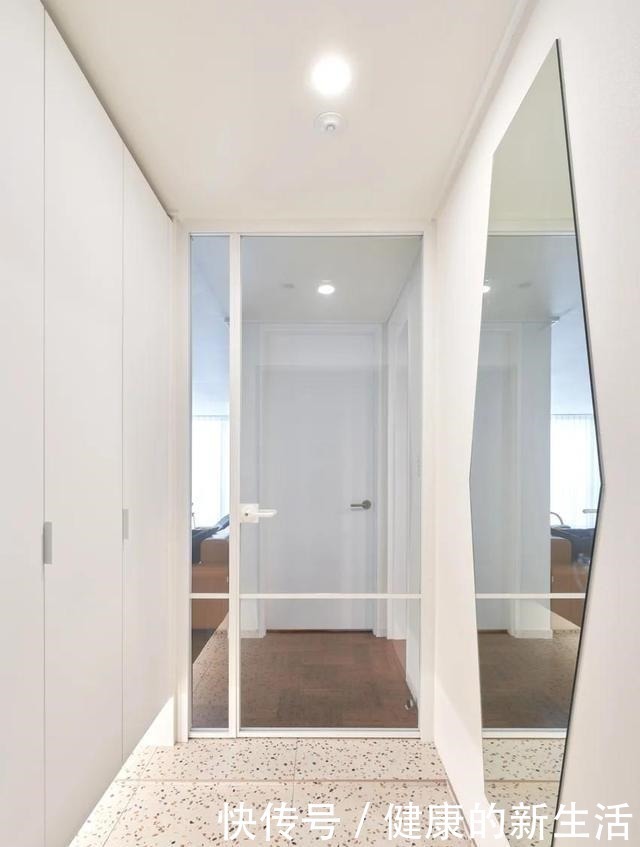 装修|别人装门位置他们家拆掉,玄关加门包成一间房,装修让人眼前一亮!