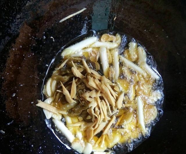 炖鱼时,“两种调料”不能放,否则鱼腥味很大,又难吃