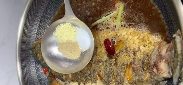 红烧鱼怎么做好吃？2个环节很重要，肉质鲜嫩味美不腥又入味