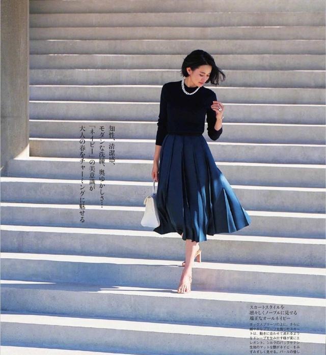 优雅 女人到了中年，穿衣更要讲究！43岁日系博主的穿搭，优雅减龄！