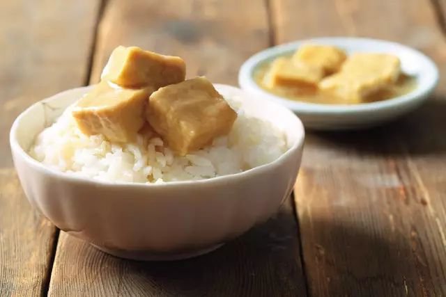 中国|法国美女到中国买了一份豆腐乳,上菜时愣住了,以为搞错了?