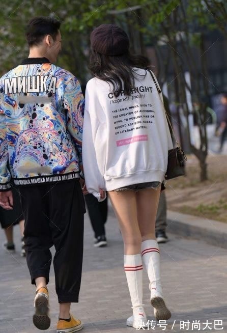 牛仔裤 穿着卡其色,时尚而老成,充满高级感