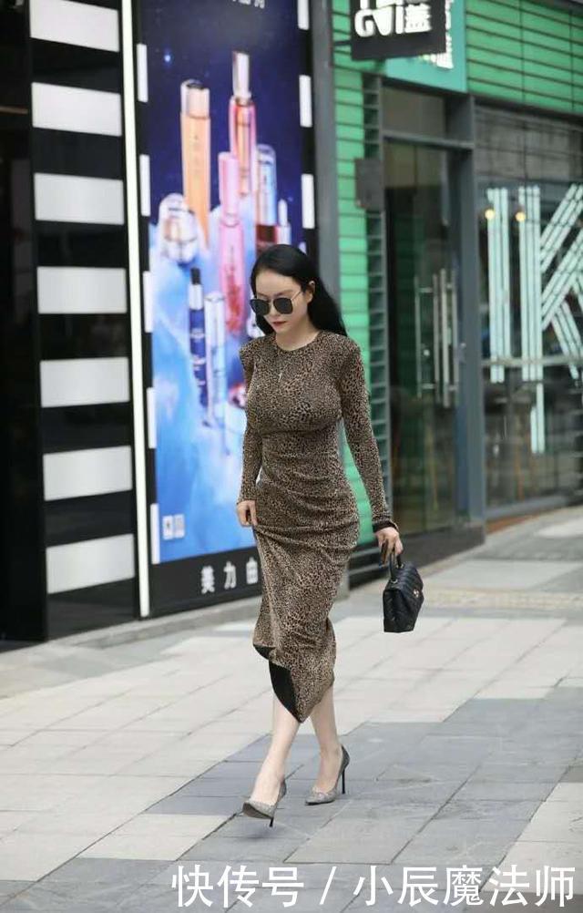 美女好身材，豹纹紧身裙，穿出了潇洒的美