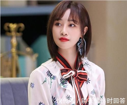 浪姐|蓝盈莹与王霏霏参加《浪姐2》帮唱惹争议,一人卖力传授经验,一人却在镜子前摆拍