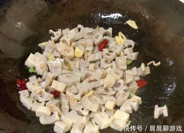 莲藕焯水之后炒一炒,酸甜美味,清脆爽口,是道不错的下饭菜