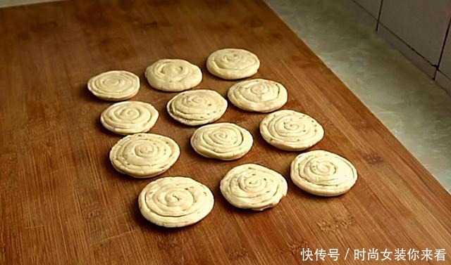  懒人版早餐饼做法，不醒面不发面，金黄暄软层次多，孩子吃得香