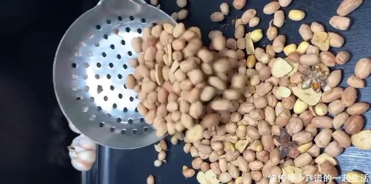 花生米别总炸着吃，换种方式试一试，咸香松脆好吃停不下来