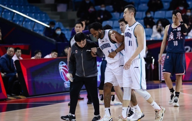 李原宇|易建联再现伤人动作!伸腿防守太危险,威尔斯崴脚受伤被搀扶离场