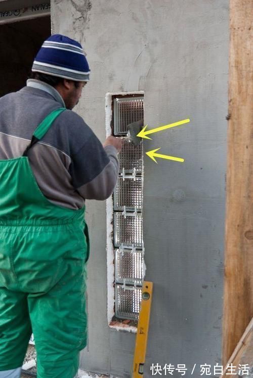 邻居家|够聪明,墙砸空一截,砌45公分高玻璃砖,亮堂2倍邻居天天眼红