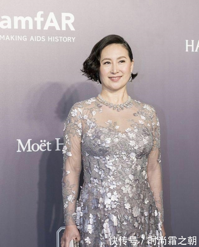 身材|何超琼肉感身材真有优势,穿银色薄纱连衣裙配短发,太有豪门气质