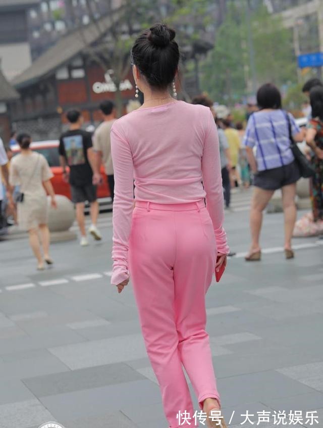 美女 高挑多姿的打底裤美女，大方得体的搭配风格也耐看，令人难忘！