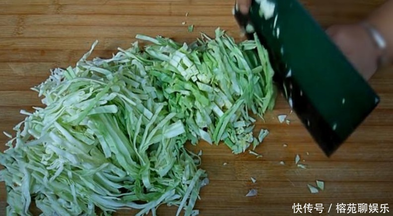 开胃|一个比手撕包菜还好吃的做法,开胃又爽口,上桌就光盘!