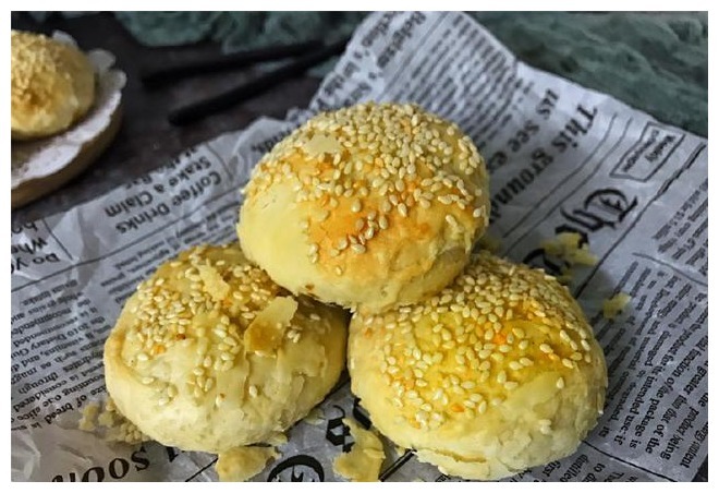 这饼酥得直掉渣,咬一口还爆浆,学会了,再也不用去排队买了