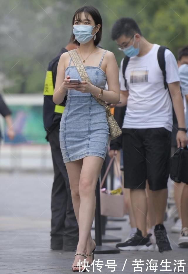 包包|牛仔连衣裙让人看着很意外,搭金色精致包包韵味十足吸引路人眼球