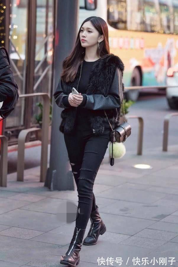 小姐姐 打底裤搭配吊带背心,简洁大方显你优雅的身姿,散发出休闲