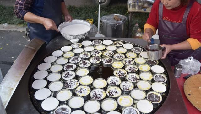 排队|先付钱再排队,10元6个,1天1500个不够卖,顾客围堵来抢着买