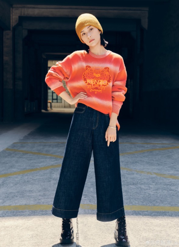 针织衫 何超莲很有“名媛气质”,穿黑色丝绒裙尽显身材曲线,不输女明星