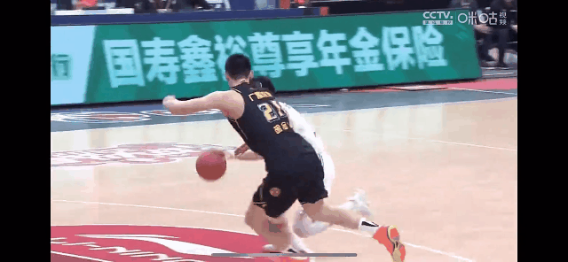 裁判员|打断2根骨头!CBA上演暴力犯规,许钟豪或面临终极制裁
