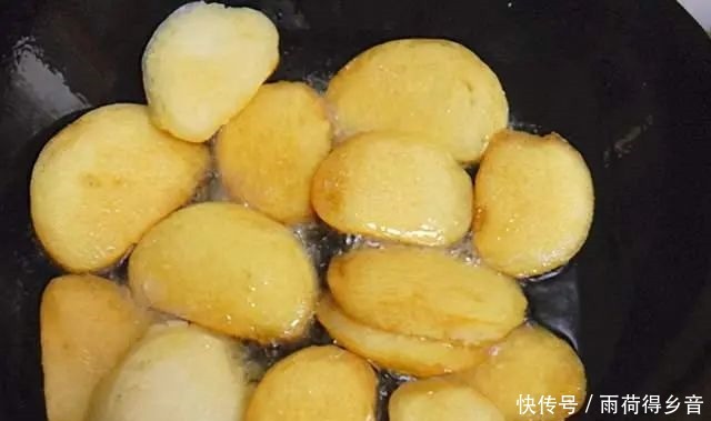 炸馒头片，别裹鸡蛋液了，教你1招技巧，馒头片外酥里嫩，不吸油！