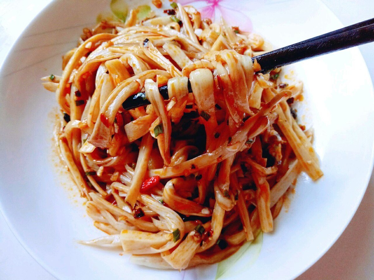 王小厨|此菜被称为“消食菜”,比肉好吃,消食开胃,花3块钱能做一大盘