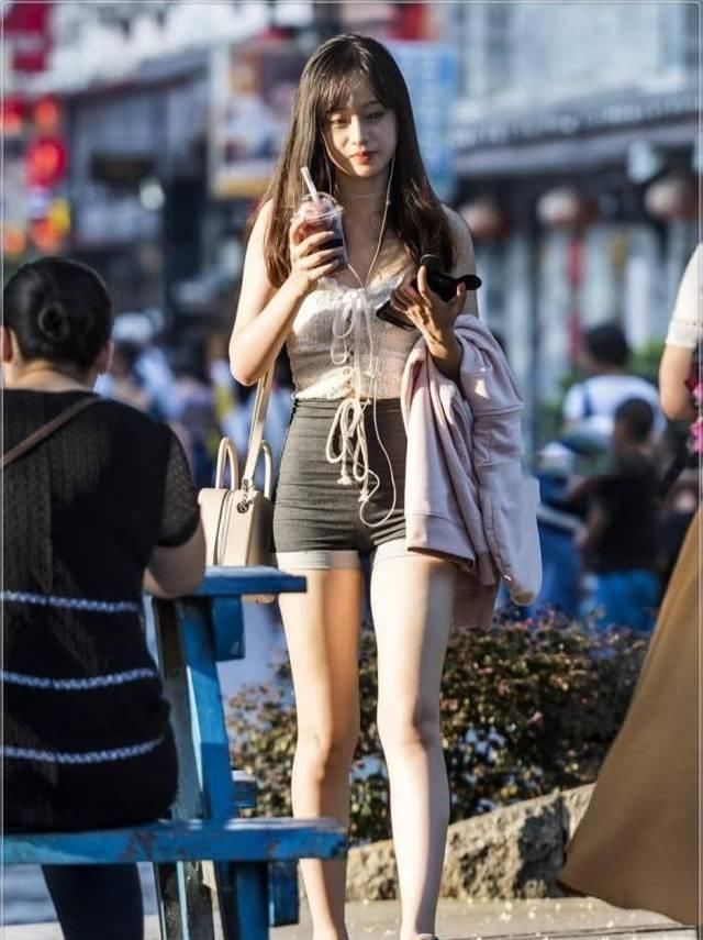 街拍美女漂亮的女人需要的是优雅,而不是浓妆艳抹