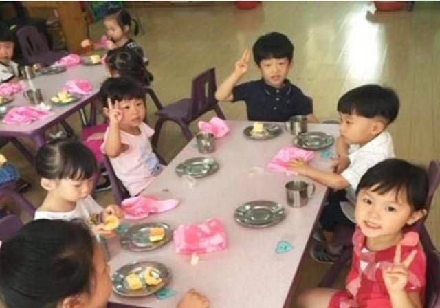 幼儿园|幼儿园老师摆拍水果,细心家长发现端倪后,集体发声:讨厌欺骗